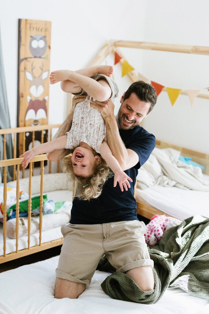 Papa macht Quatsch mit den Kindern bei einer entspannten Homestory in Offenburg.