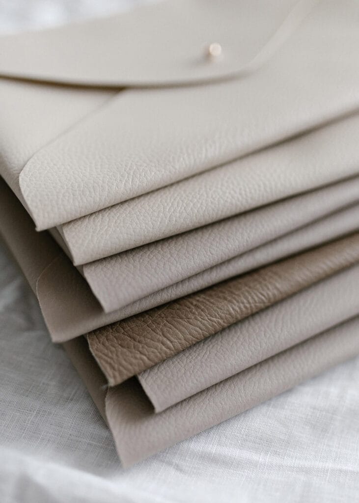 Mehrere Fototaschen aus recyceltem Leder in sanften Naturfarben.