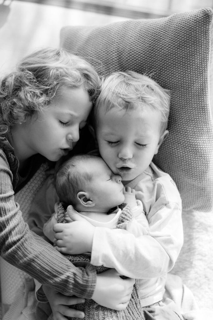Kinder mit Baby auf dem Arm beim Neugeborenen-Fotoshooting in Oberkirch.