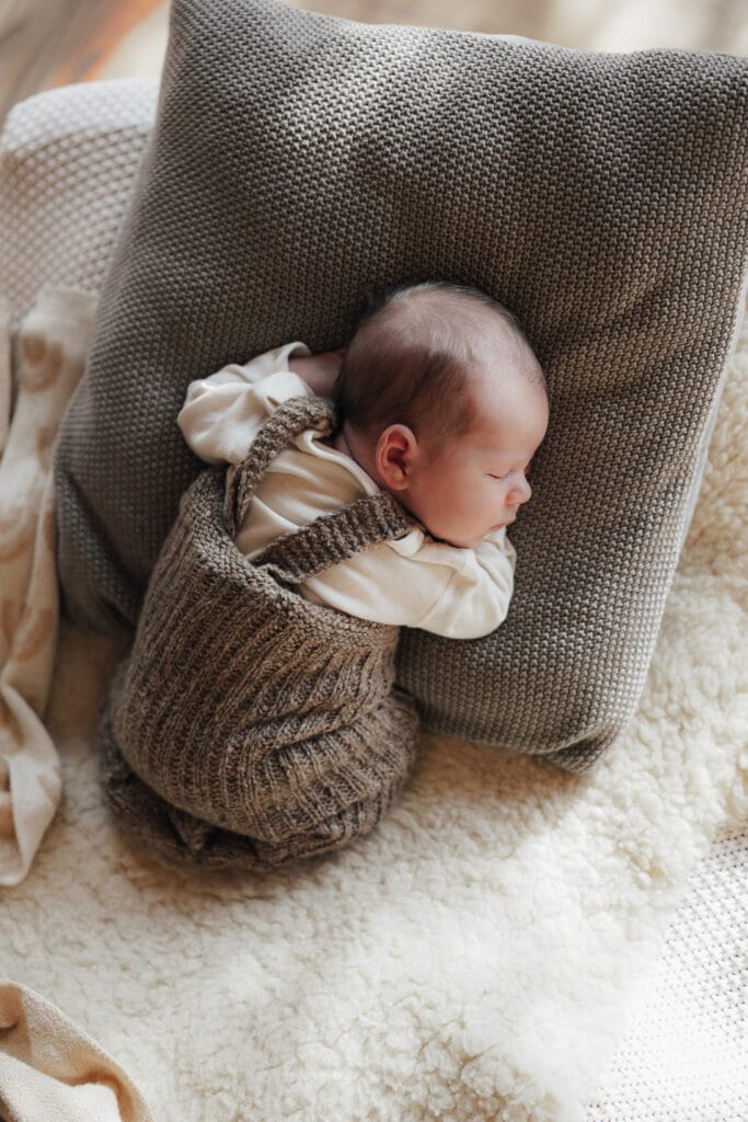 Minimalistische Baby-Fotografie mit Neugeborenen auf einem Kissen in Oberkirch.