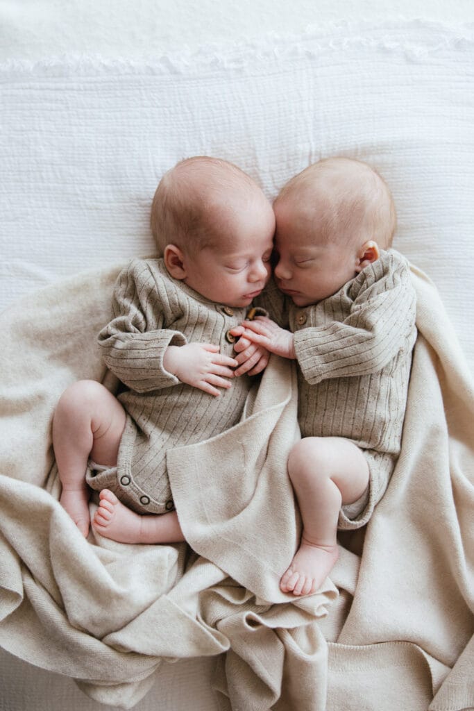 Natürliche Neugeborenen-Fotografie mit Zwillingen in Offenburg.