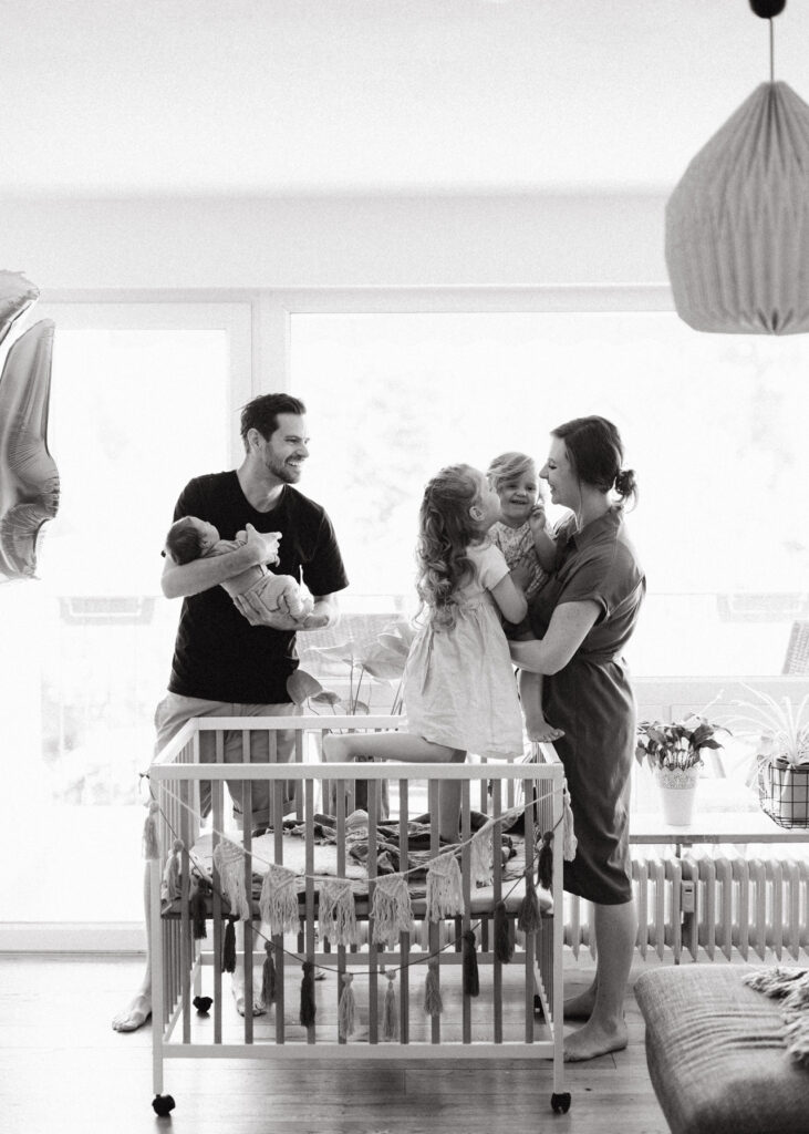 Entspannte Atmosphäre beim Baby-Fotoshooting im eigenen Zuhause in Offenburg.