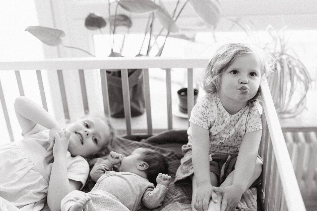 Neugeborenes Baby mit Geschwister gemütlich Zuhause in Offenburg.