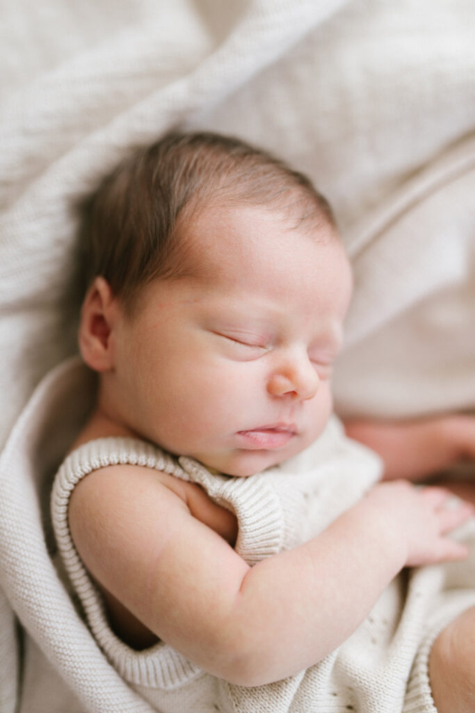 Zartes Baby-Portät mit weichem Licht Zuhause bei einem Neugeborenen-Fotoshooting in Offenburg.