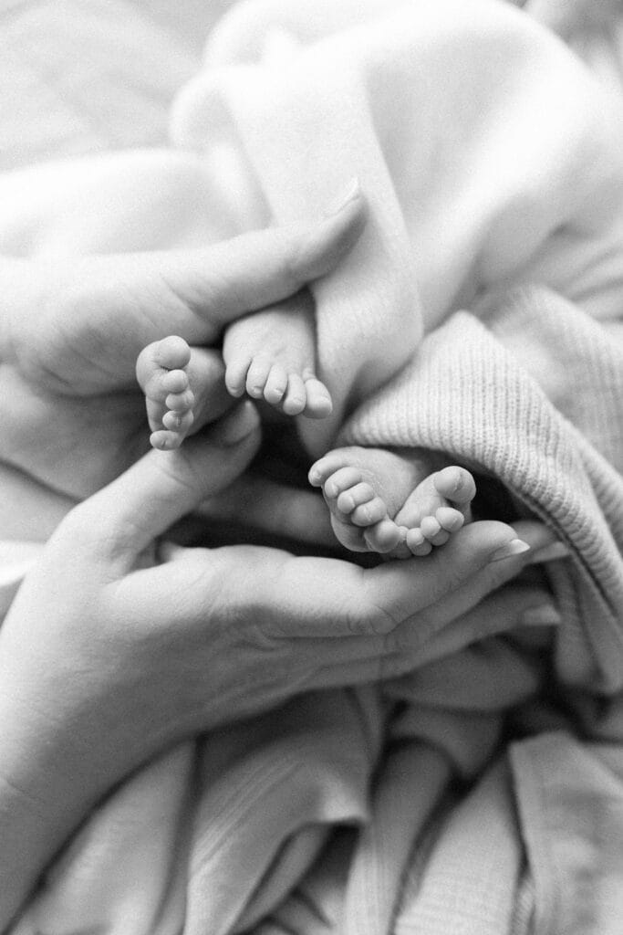 Neugeborenen-Fotografie mit Babyfüße von Zwillinge in Offenburg.