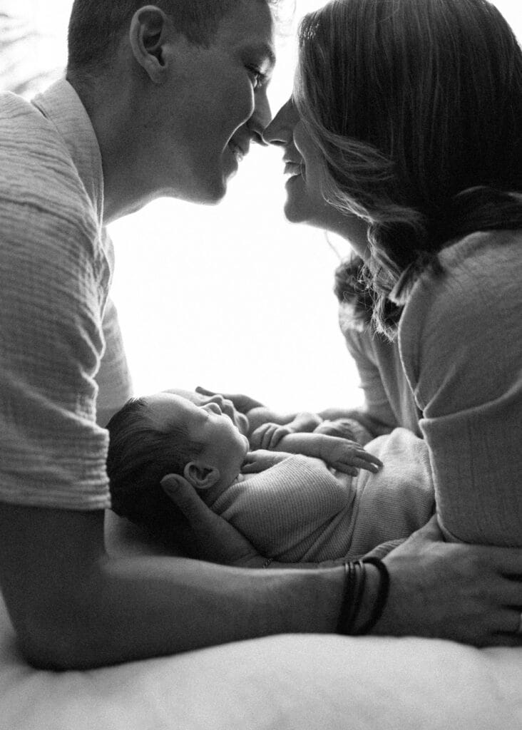 Eltern mit ihren Zwillingen bei einem Fotoshooting in Lahr.