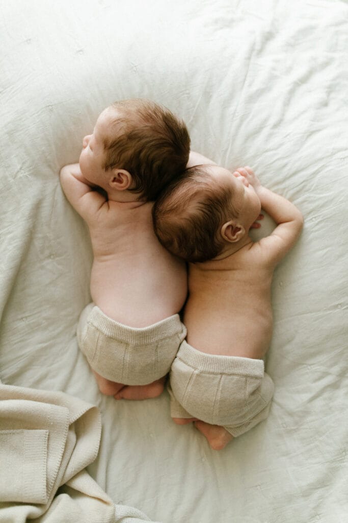 Natürliche Neugeborenen-Fotografie mit Zwillingen in Lahr.