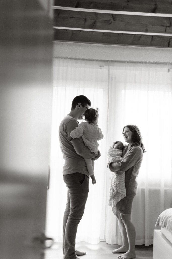 Schlichte Familien-Fotografie bei weichem Fensterlicht in Gengenbach.