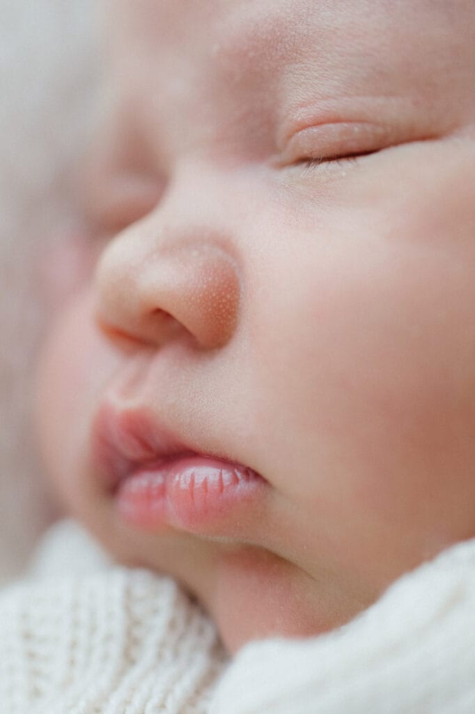 Gefühlvolle Macro Aufnahme von einem Baby mit weichem Licht bei einem Neugeborenen-Fototsession in Achern.