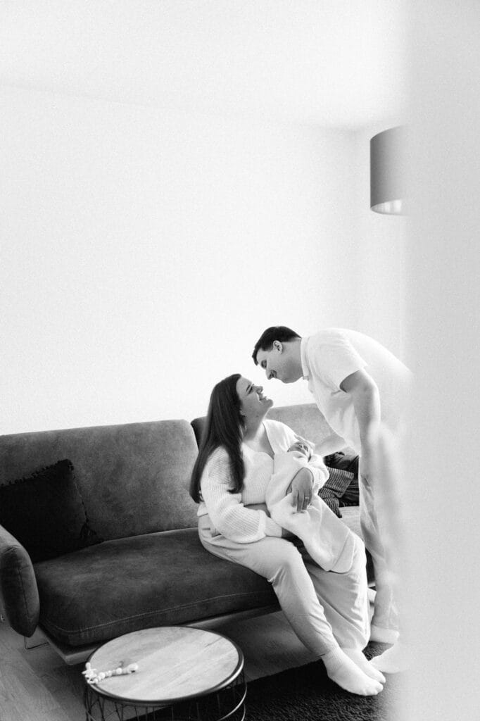 Eltern mit Baby bei einer gemütlichen Homestory in Offenburg.