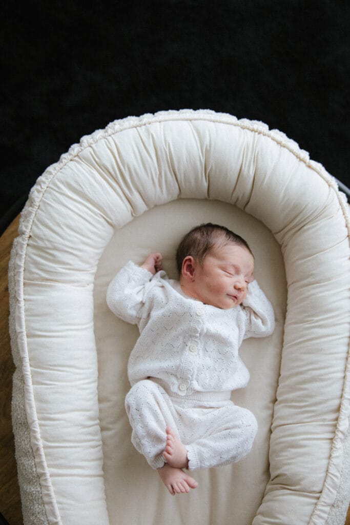 Neugeborenes in Babynest bei einer entspannten Baby-Fotosession in Offenburg.