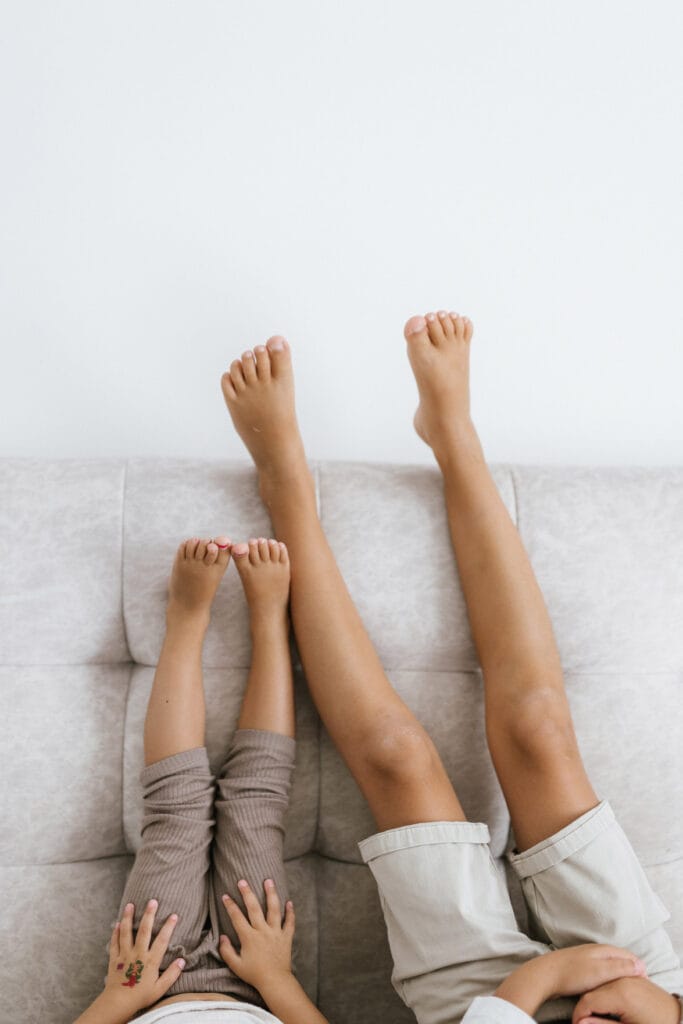 Entspannte Kids beim Familien-Fotoshooting mit Neugeborenen in Kehl.