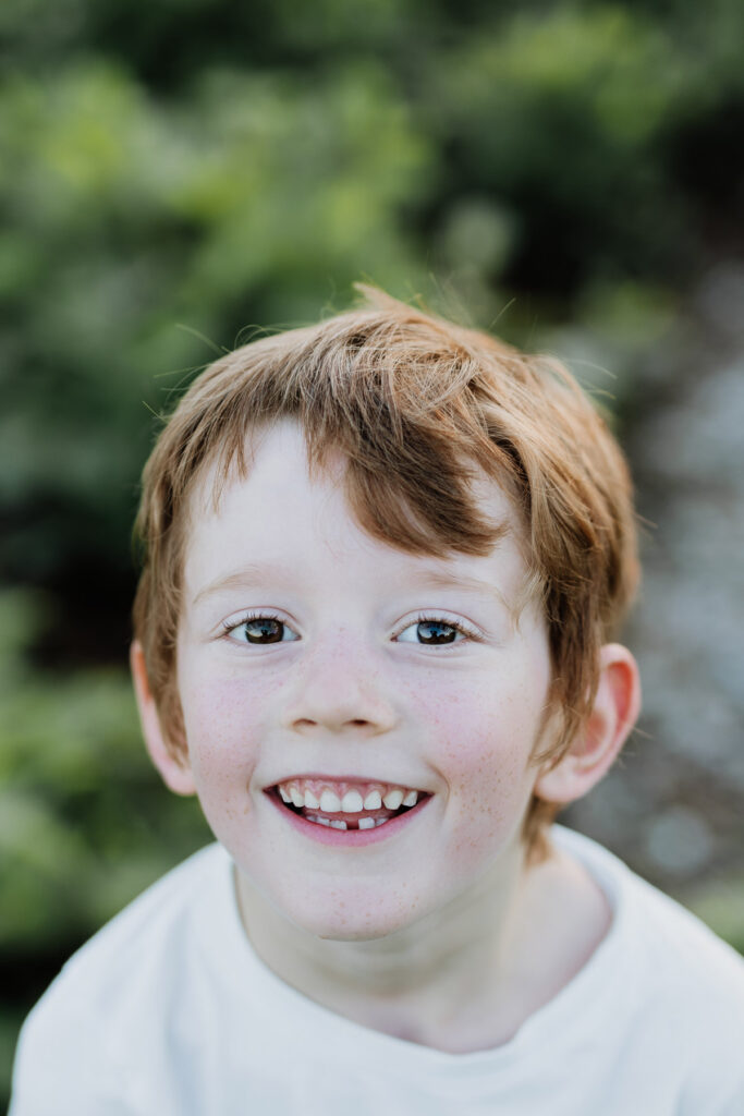 Rothaariger Junge ausgelassen beim Familien-Fotoshooting in Offenburg.