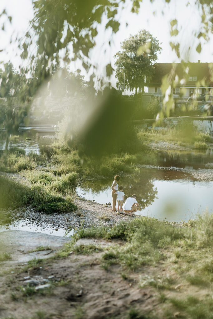 Entspanntes Familien-Fotoshooting unter Birken in Offenburg.