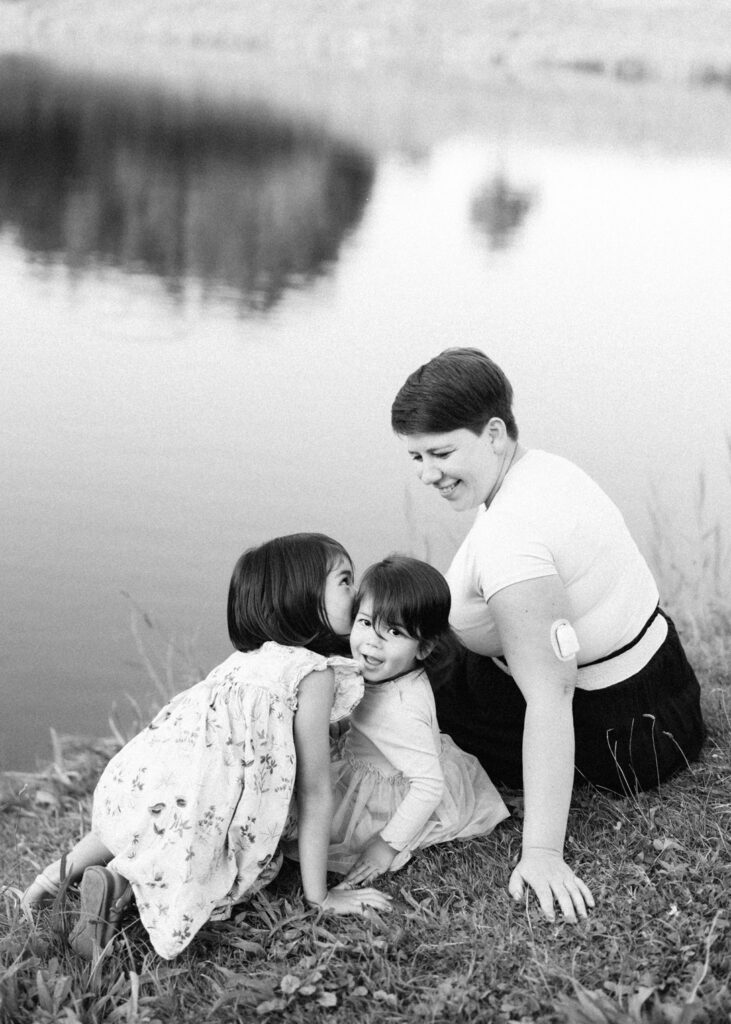 Mama mit ihren zwei Kindern am See bei einem Familien-Fotoshooting in Kehl.