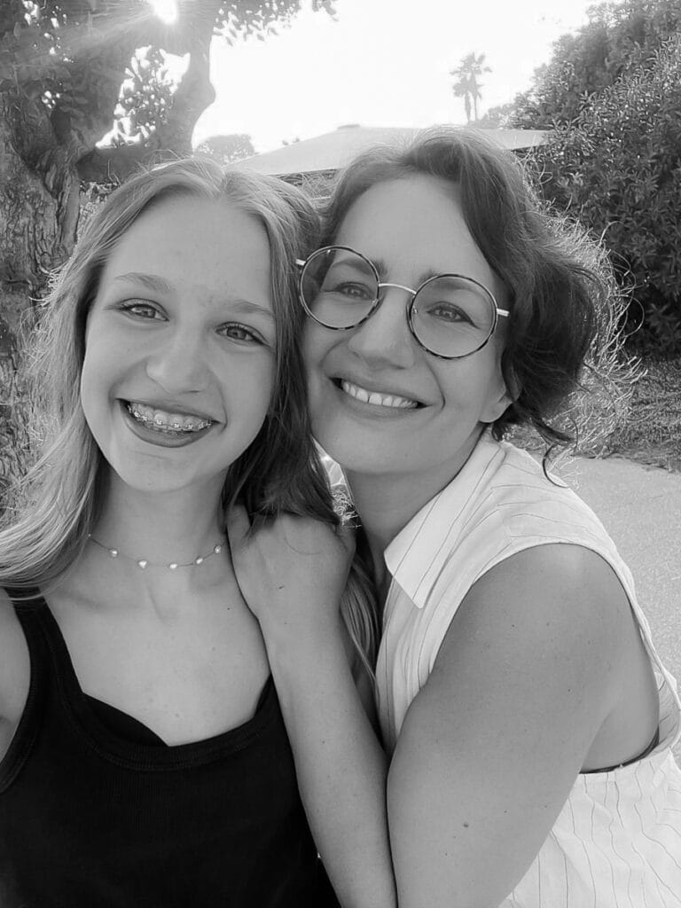 Foto von Natalie Breitschuh Fotografie mit Tochter bei Abendlicht.