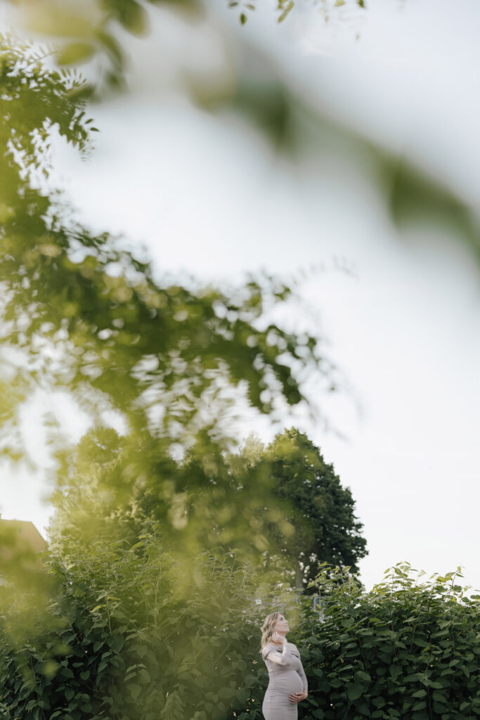 Schwangerschafts-Fotografie im Grünen bei Abendsonne in Offenburg.