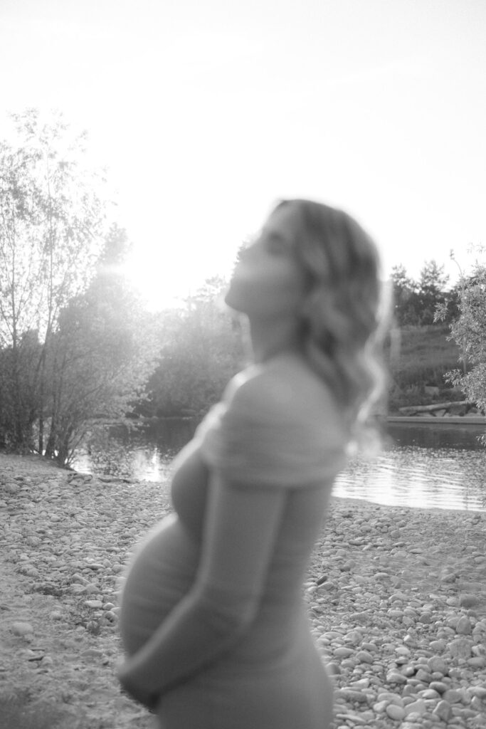 Frau mit Babybauch bei einem Fotoshooting an der Kinzig in Offenburg.