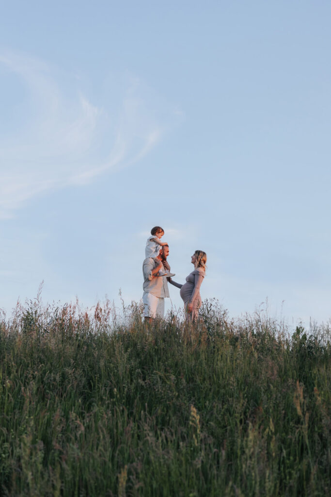 Familie bei einem Fotoshooting am Kinzigdamm in Offenburg.
