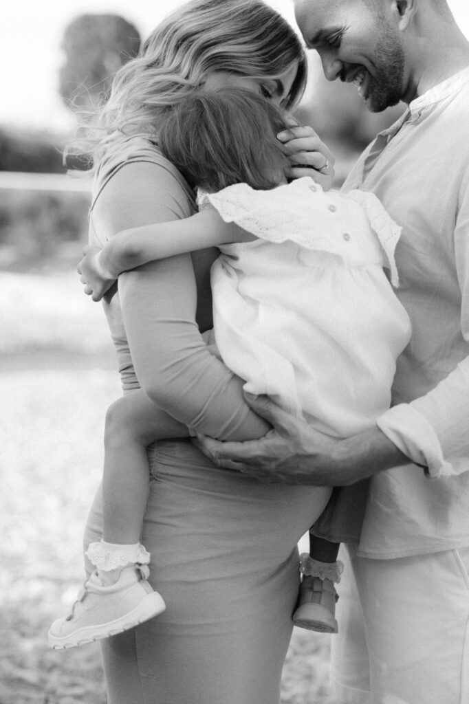 Schwangere Frau mit Familie bei einem Fotosession in Offenburg.