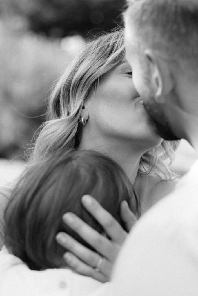 Werdende Eltern bei einem Babybauch-Fotoshooting bei natürlichem Licht in Offenburg.